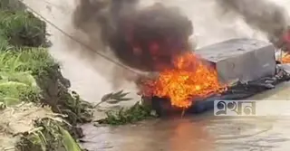 কুষ্টিয়ায় পদ্মায় জলদস্যুদের সংঘর্ষ; দুই স্পিডবোটে আগুন